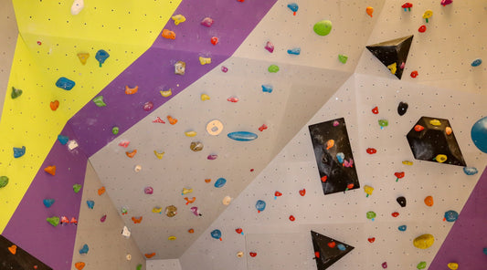 Bunte Klettergriffe an Indoor-Kletterwand