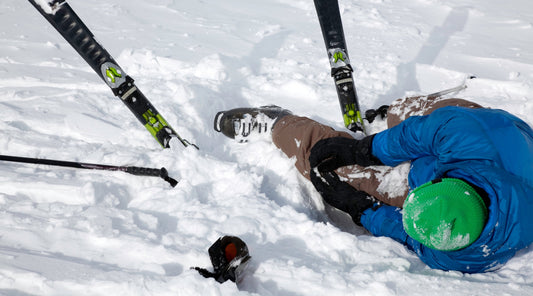 Gestürzter Skifahrer mit möglichem Bänderriss im Schnee