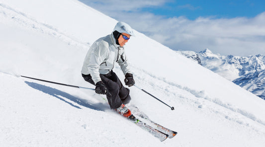 Skifahrer mit Kreuzbandriss auf der Piste