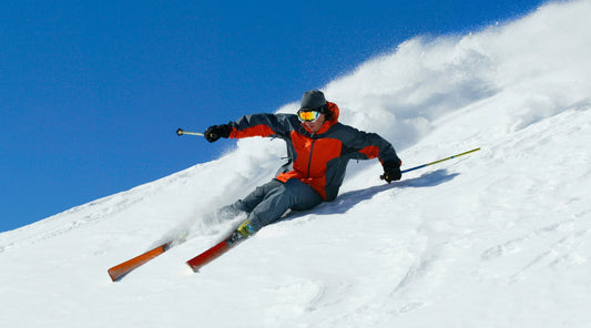 Skifahrer mit Leistenschmerzen beim Abfahren