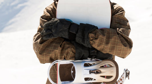 Snowboarder hält sich nach Sturz die schmerzenden Finger