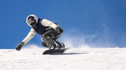 Snowboarder mit Ischiasbeschwerden im Schnee
