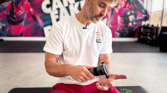 Mann demonstriert Anwendung mit Schallwellengerät