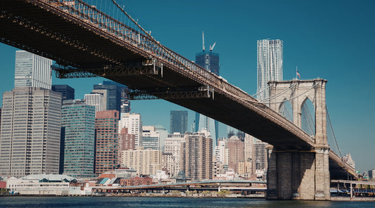Brooklyn Bridge mit Skyline von New York City am Tag