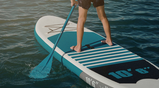 Person beim Stand-Up-Paddling auf dem See