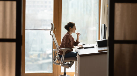 Frau arbeitet entspannt und konzentriert am Schreibtisch