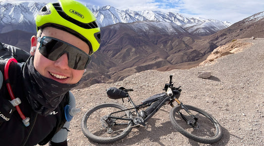 Bikepacking-Radfahrer mit Mountainbike in Gebirgslandschaft