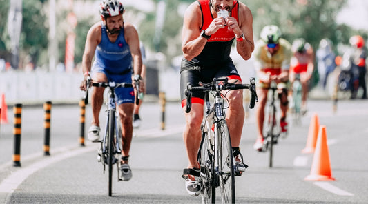 Triathleten auf dem Rad beim Wettkampf 