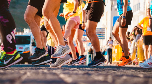 Läufer starten bei Straßenlauf-Event Nahaufnahme Schuhe