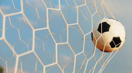 Ball im Tornetz, Torerfolg im Fußballspiel Nahaufnahme