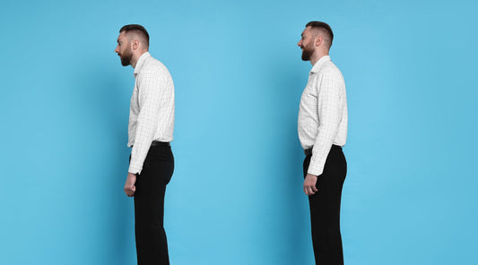 Mann zeigt Verbesserung der Körperhaltung im Seitenprofil auf blauem Hintergrund