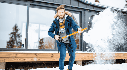 Ein lächelnder Mann in warmer Winterkleidung
