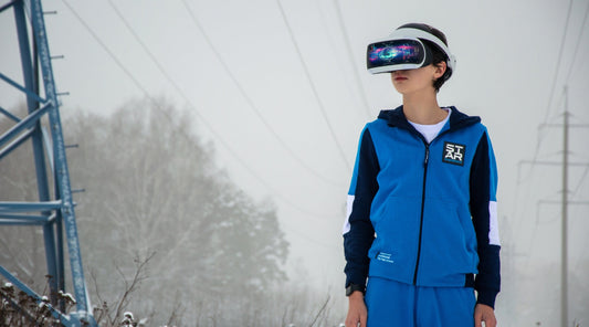 Frau mit VR-Brille steht draußen im Schnee