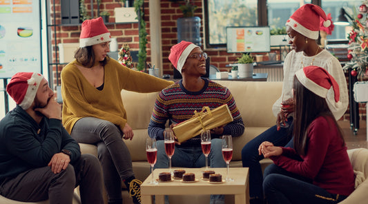 Mitarbeiter feiern Weihnachtsfeier und überreichen Geschenk an Chef