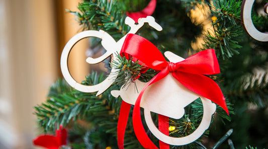 Weihnachtsgeschenk für Radfahrer mit Fahrrad-Deko am Weihnachtsbaum