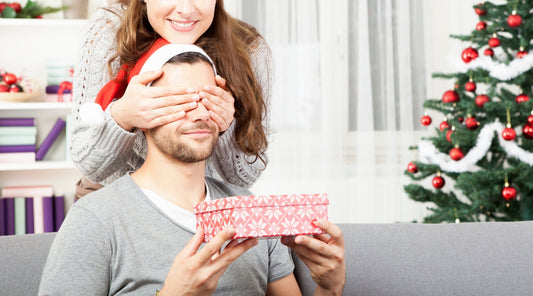 Freundin überrascht ihren Freund mit Weihnachtsgeschenk