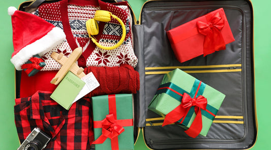 Koffer mit Weihnachtsgeschenken, Kleidung und Reisezubehör.