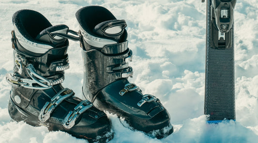 Wintersportler mit kalten Füßen im Schnee