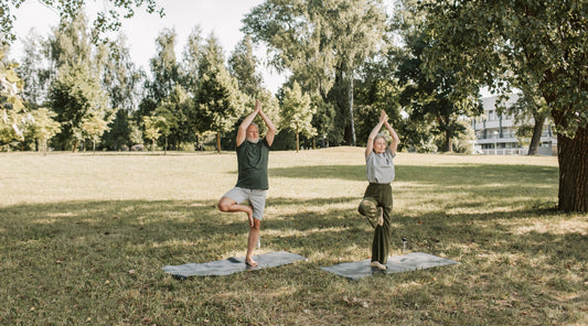 Älteres Paar macht Yoga im Park