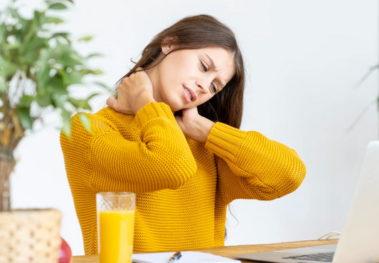 Mit einer Massagepistole Nackenverspannungen lösen