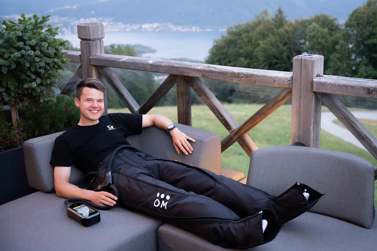Basti entspannt mit den Ultra Boots auf einer Terrasse in Gmunden